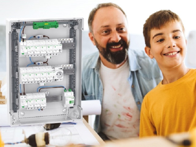 Zelf je elektriciteitskast plaatsen? Dankzij dit systeem is het nog eenvoudiger!