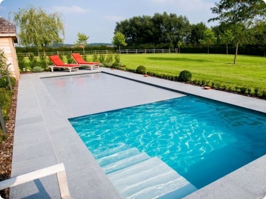 Les différents modèles de piscine monobloc et leurs options