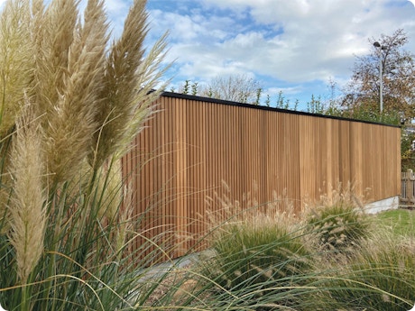 Doorlopende tuinwand in thermowood - Toba