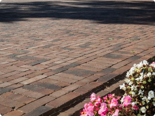 Klinkers uit lokale rivierklei: duurzame oprit- en terrasbestrating met nóg tal van voordelen