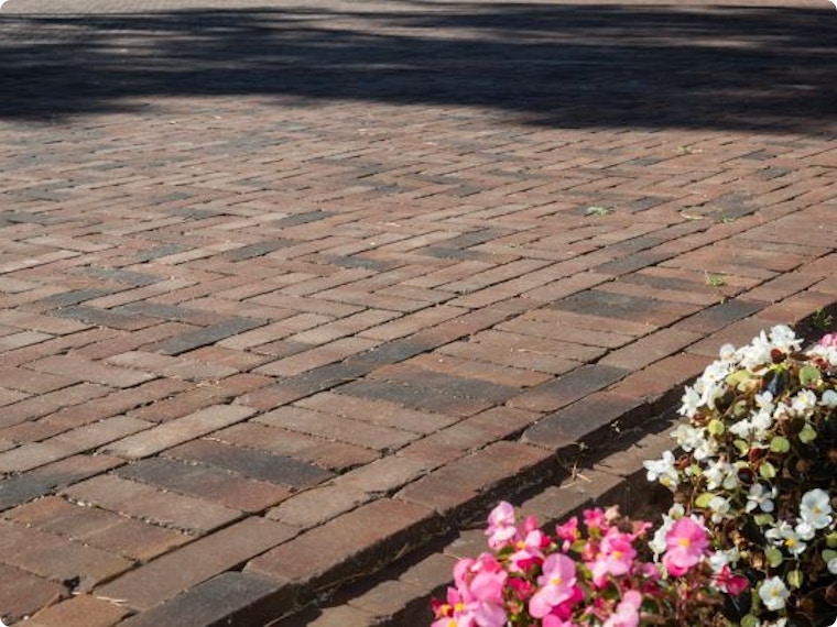 Pavés en argile de rivière locale : un pavage durable des allées et terrasses aux multiples atouts
