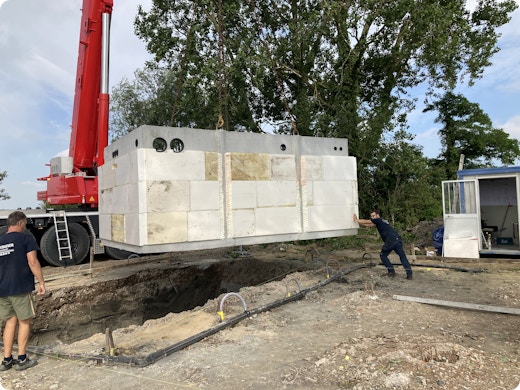 Pieter optimise l’usage des surfaces habitables : « Techniques cachées dans une cave préfabriquée »