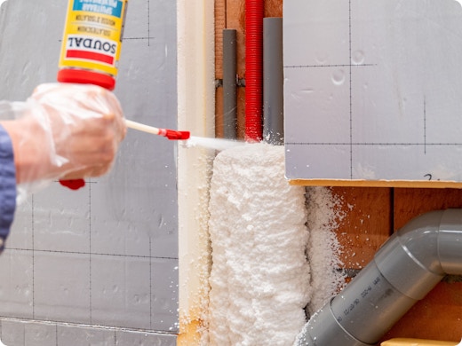 Isoler dans des endroits difficiles d’accès ? Utilisez de la mousse d’isolation pulvérisable