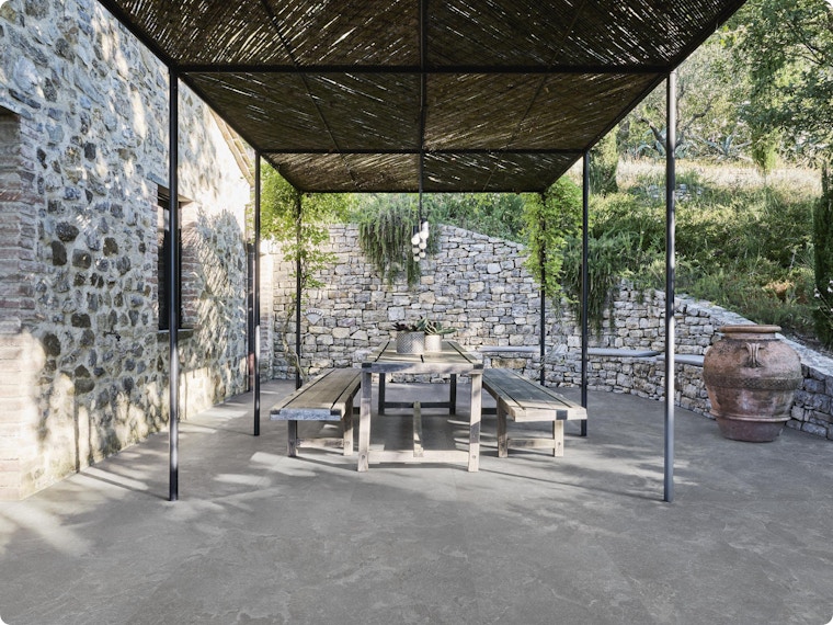 Groot, strak én op maat: de nieuwste trend in keramische terrastegels