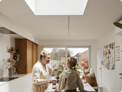 Vous rénovez votre cuisine ? Faites entrer la lumière et l’air frais grâce à une fenêtre de toit plat