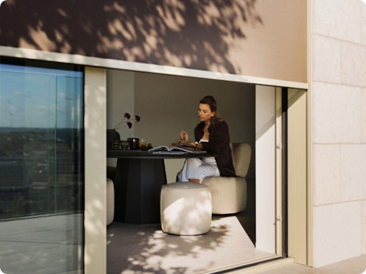 Profitez du soleil d’automne avec les stores Renson- maintenant jusqu’à 1.900* € de réduction !