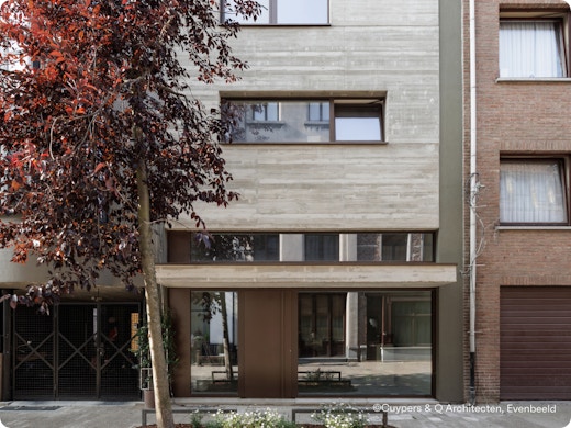 Binnenkijker: stijlvolle stadswoning waar aluminium en staal elkaar versterken