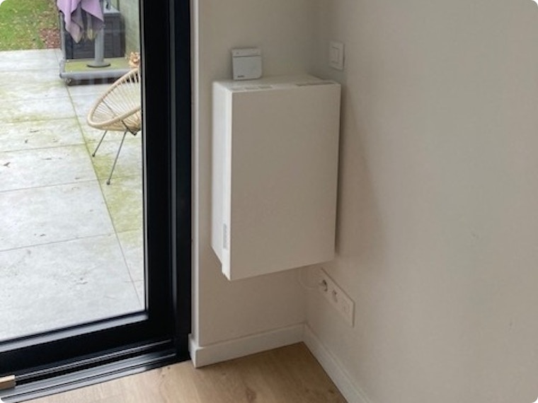 Deze decentrale ventilatie-unit voorkomt vochtproblemen: snel geplaatst zonder breekwerken