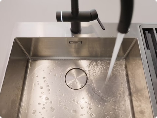 Je inox spoelbak reinigen: zo blijft hij glanzend én hygiënisch