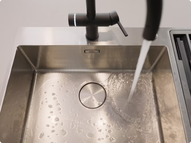 Je inox spoelbak reinigen: zo blijft hij glanzend én hygiënisch