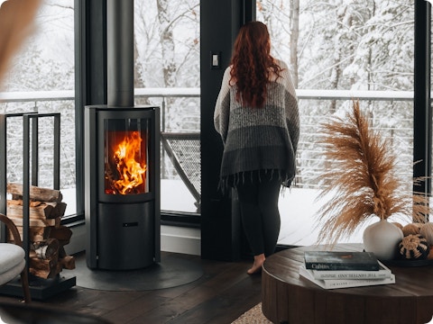 5 raisons de combiner une pompe à chaleur moderne avec le confort du chauffage au bois