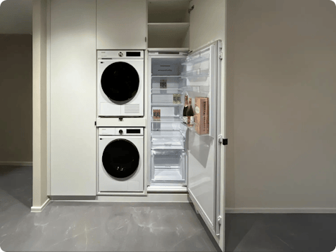 Een strakke bijkeuken: zo werk je je koelkast of diepvriezer netjes weg