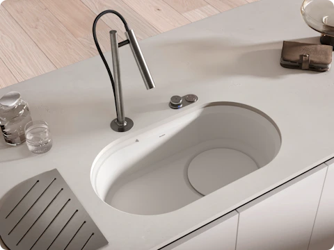 Een tijdloze keukenkraan met verrassende twist: geen hendel, maar aparte bediening