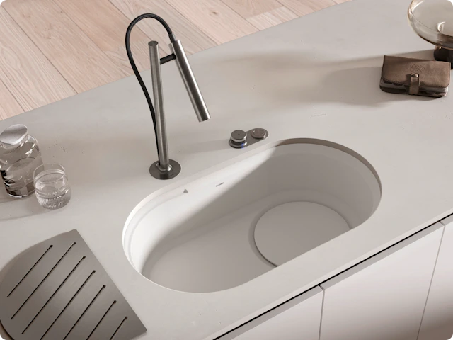 Een tijdloze keukenkraan met verrassende twist: geen hendel, maar aparte bediening