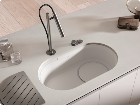 Robinet de cuisine intemporel avec touche surprenante : pas de levier, mais commande séparée