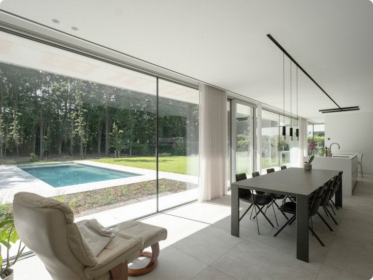 Coup d’œil à l’intérieur : construire avec de grandes fenêtres ? Voici le résultat