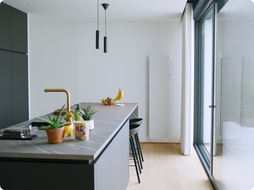 Rafraîchir et chauffer subtilement : le confort toute l’année avec un radiateur design vertical