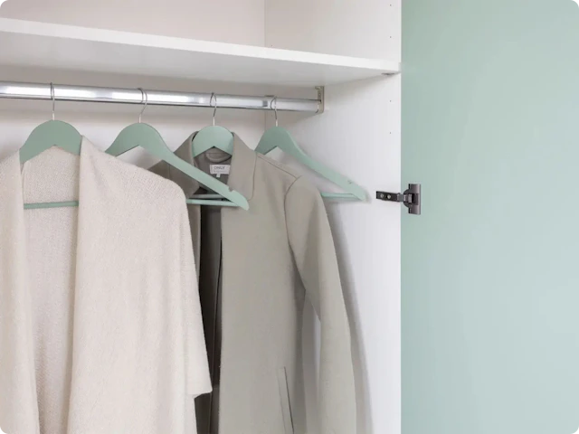 Kapstokken hoeven niet saai te zijn: speel met kleur in je kast