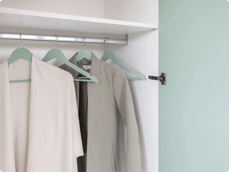 Kapstokken hoeven niet saai te zijn: speel met kleur in je kast