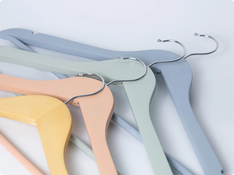 Geef je kasten snel een upgrade: kapstokken in een kleur zorgen voor speels accent