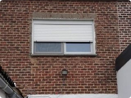 Buur isoleert over de perceelgrens