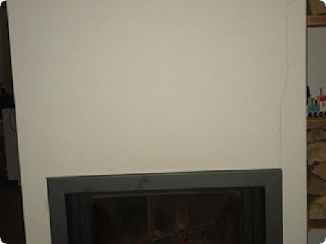 Wat is oorzaak van scheuren in pleister rond open haard?