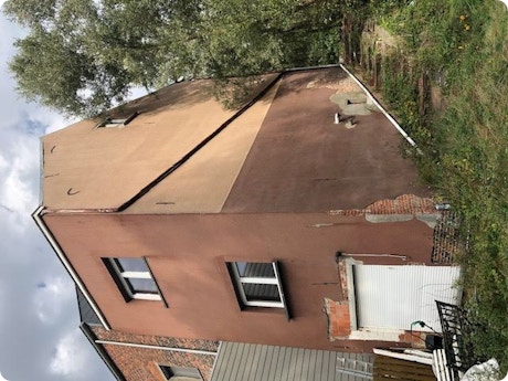 Afwijking aan de rand van een zadeldak