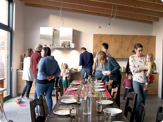 Van moestuin tot kinderboerderij: cohousing legt deze 6 gezinnen geen windeieren