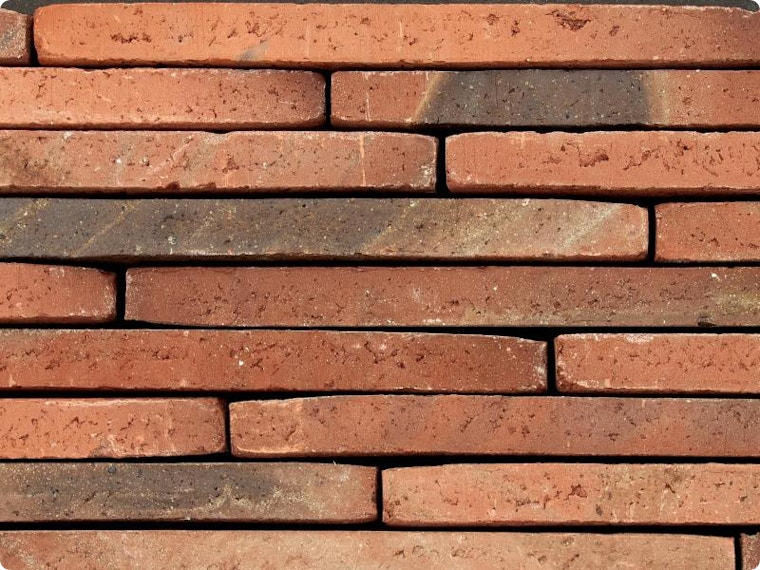 Steenstrips plaatsen? Wat je moet weten over prijs, isolatie en regels