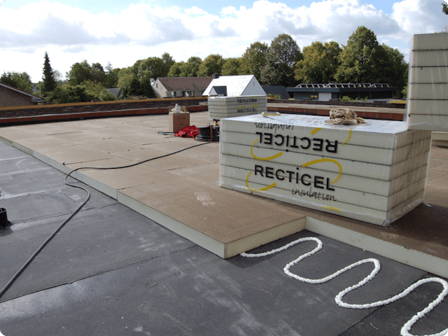 Un toit inversé convient-il à votre toit plat ? Découvrez les avantages et erreurs fréquentes