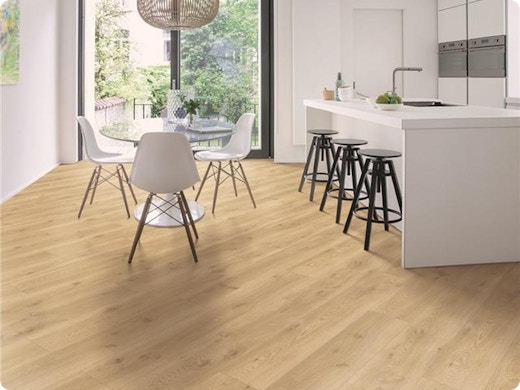 « Gardez le sol libre » et 4 autres astuces pour que votre pièce paraisse plus grande