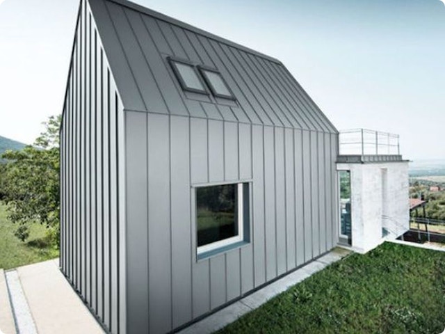 Plaques de toiture en acier, aluminium ou plastique : comparatif des matériaux et des prix