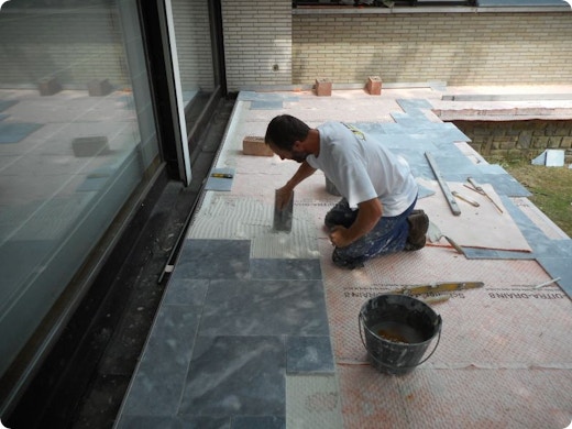 Zo plaats en onderhoud je keramische tegels zonder problemen