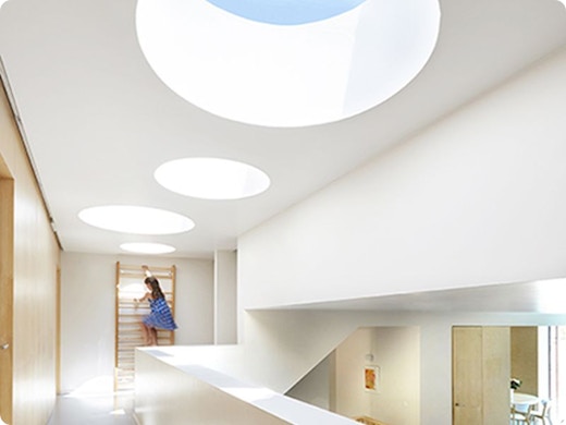 Coupoles ou puits de lumière : 3 moyens d'éviter la surchauffe