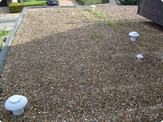 Platte daken: schutlaag, bladvangers en onderhoud