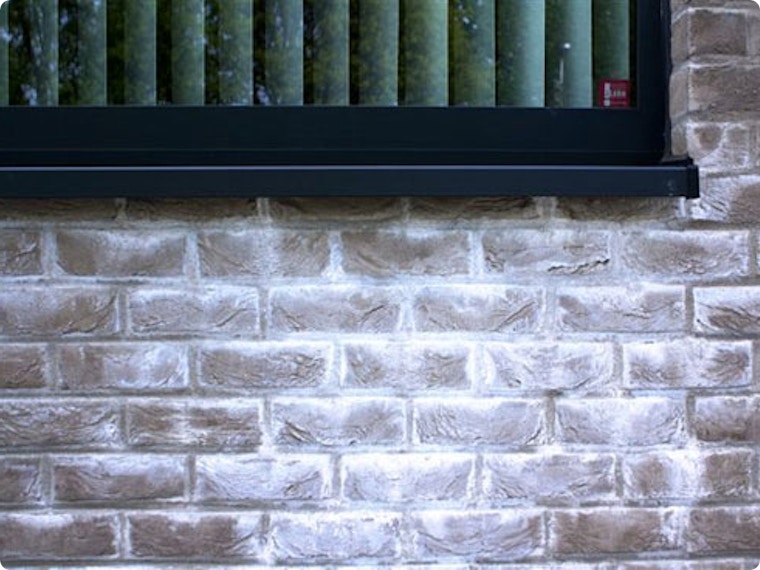 Des taches blanches sur votre façade ? Voici comment éliminer les efflorescences