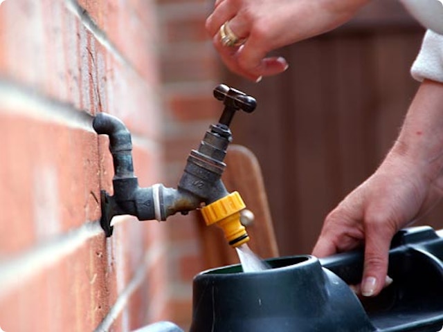 Installer un robinet extérieur : tout ce qu’il faut savoir sur les types, l’installation et l’entretien