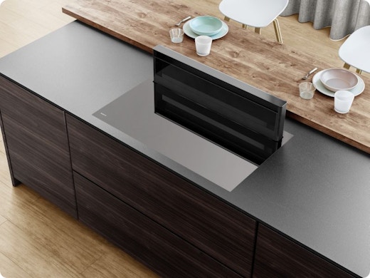 Hotte plafond ou hotte dans une table de cuisson : que choisissez-vous ?