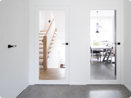 Portes, charnières et poignées : la discrétion est de mise