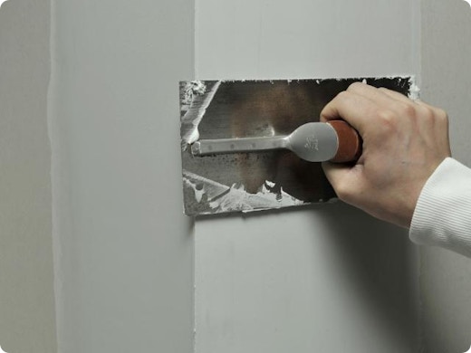 Muur bepleisteren na vochtschade: mag dat?