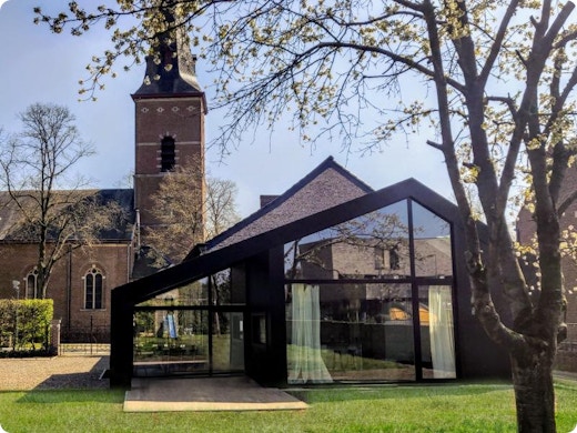Oude pastorij krijgt moderne make-over: “Zicht op de kerktoren vanuit de tuin”