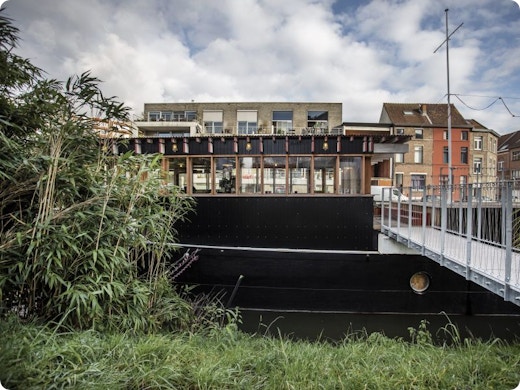 Tomas en Arne bouwen vrachtschip om tot vakantiewoning en bar
