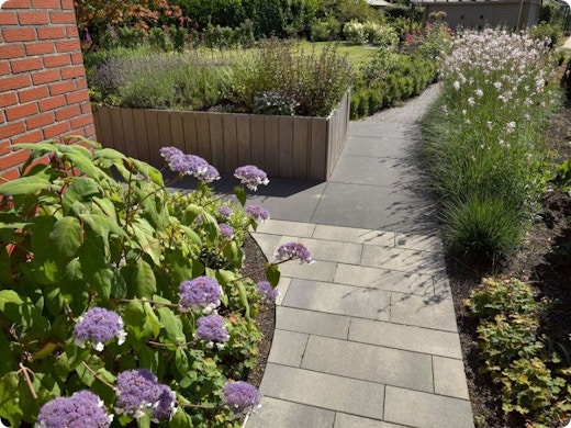Een tuinpad aanleggen: kies het juiste materiaal en ga aan de slag met deze doe-het-zelftips