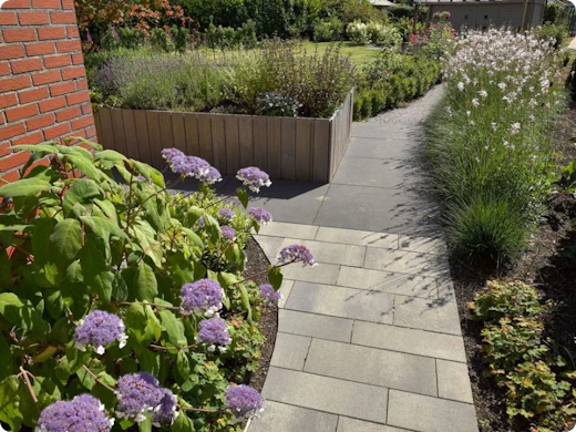 Een tuinpad aanleggen: kies het juiste materiaal en ga aan de slag met deze doe-het-zelftips