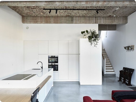 Van vervallen klaslokaal naar nieuwe loft met industriële uitstraling