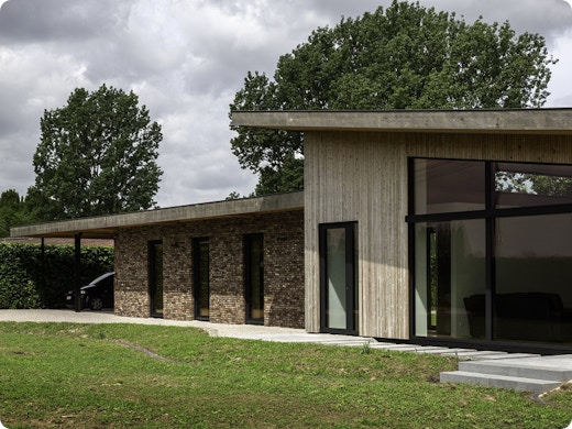 Deze BEN-villa met Scandinavisch interieur gaat volledig op in zijn landelijke omgeving