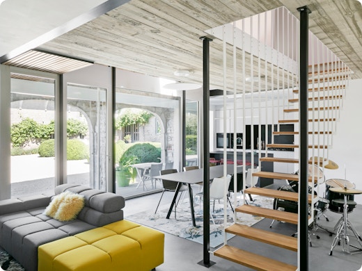 Binnenkijken in een gerenoveerde schuur: op de grens tussen oud en nieuw