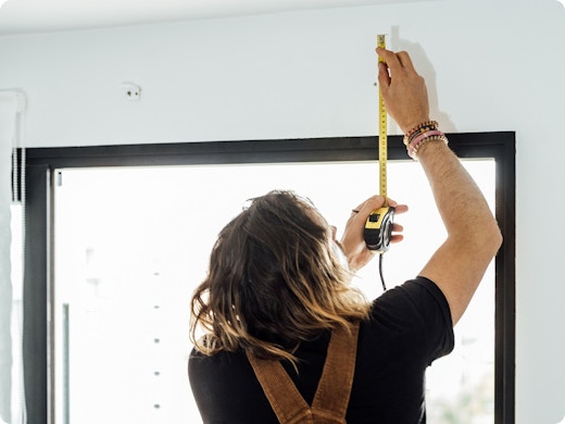 Comment fixer un rail pour rideaux au plafond ?