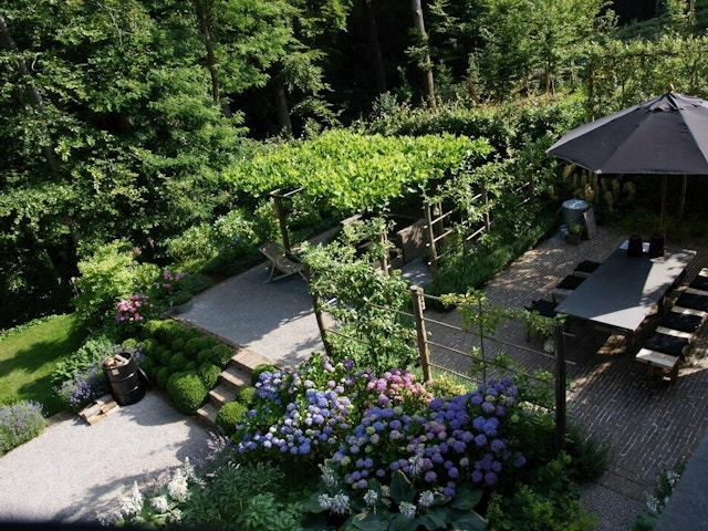 Jardin de style campagnard : non pas 1 mais 4 terrasses au cœur de la nature