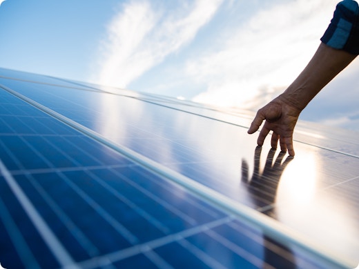 Wat is de levensduur van je zonnepanelen en omvormer? En moet je ze vervangen?